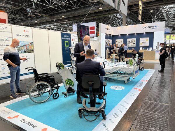 Træningscykler til kørestol, stol og hospitalsseng. Lemco-mobility Rehacare 2022 udstilling.